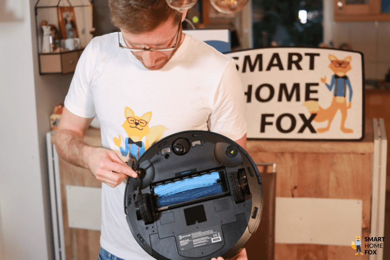Ilia von Smart Home Fox testet die Bedienung eines Saugroboters
